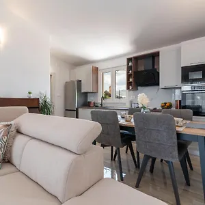 https://amazing-sea-view-apartment-romantica.hotels-in-trogir.com